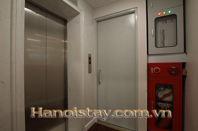 Căn hộ dịch vụ Studio cạnh Hồ Tây với ban công rất thoáng và thiết kế hợp lý cho thuê 2