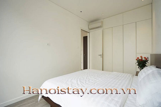 Căn hộ có ban công siêu thoáng cho người nước ngoài thuê ngắn hạn tại Tây Hồ 10