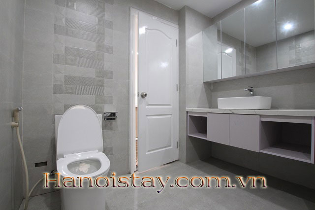 Căn hộ dịch vụ full đồ và có ban công rộng cho thuê tại Tô Ngọc Vân, quận Tây Hồ 2
