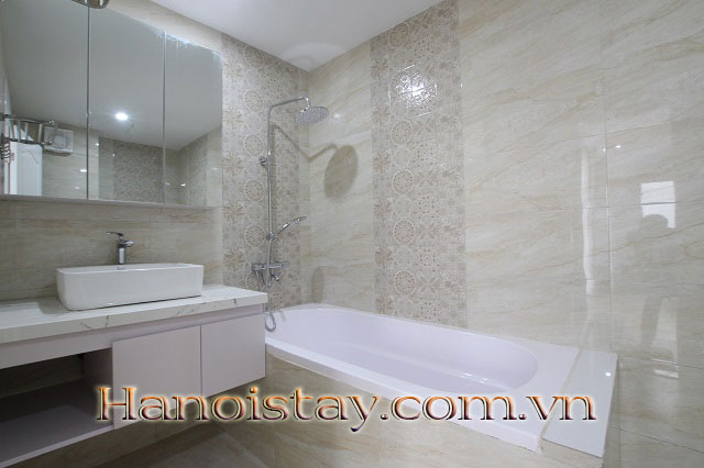Căn hộ chính chủ gần Hồ Tây cho thuê với ban công rộng và đầy đủ nội thất 2