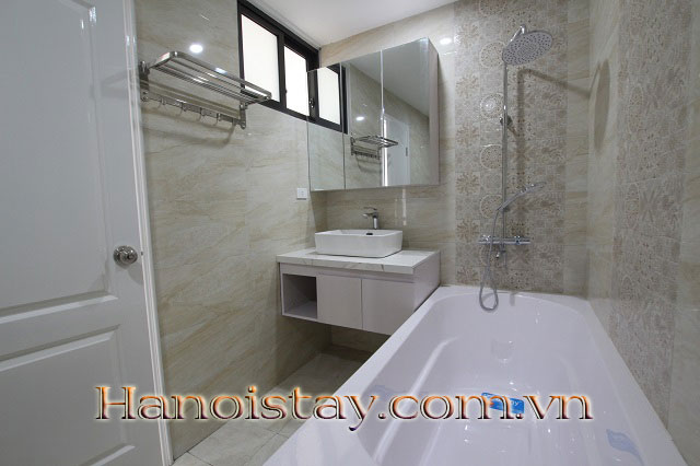 Căn hộ chính chủ gần Hồ Tây cho thuê với ban công rộng và đầy đủ nội thất 3