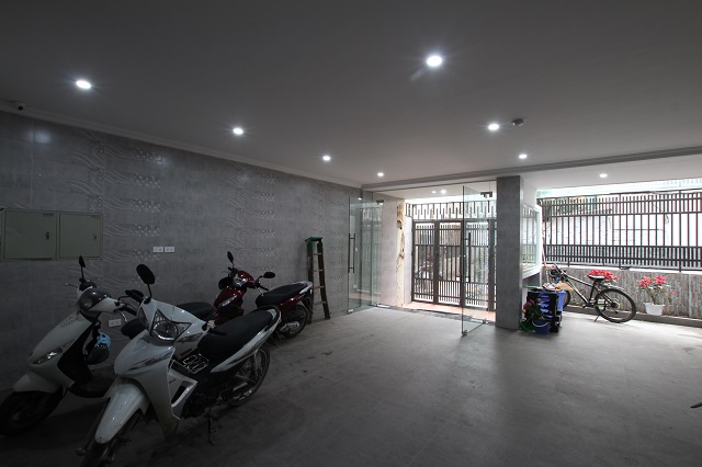 Tòa căn hộ dịch vụ cho người nước ngoài thuê với nội thất mới và ban công rộng tại Tây Hồ 2
