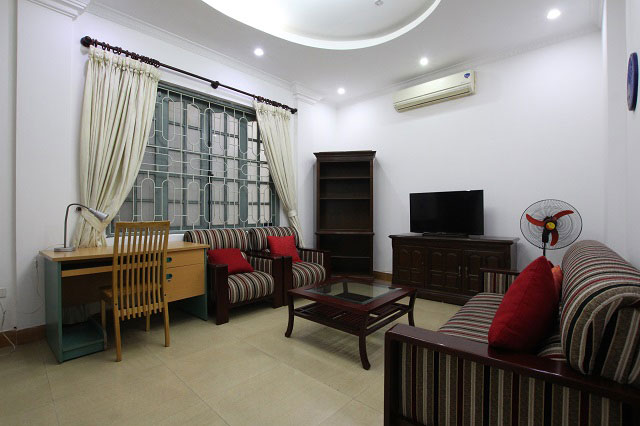 Cho thuê căn hộ dịch vụ 2 phòng ngủ cực rẻ, full nội thất tại Tây Hồ 1