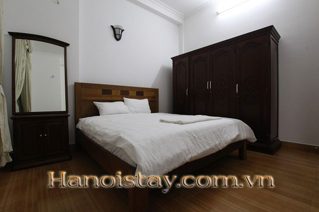 Cho thuê căn hộ dịch vụ 2 phòng ngủ cực rẻ, full nội thất tại Tây Hồ 5