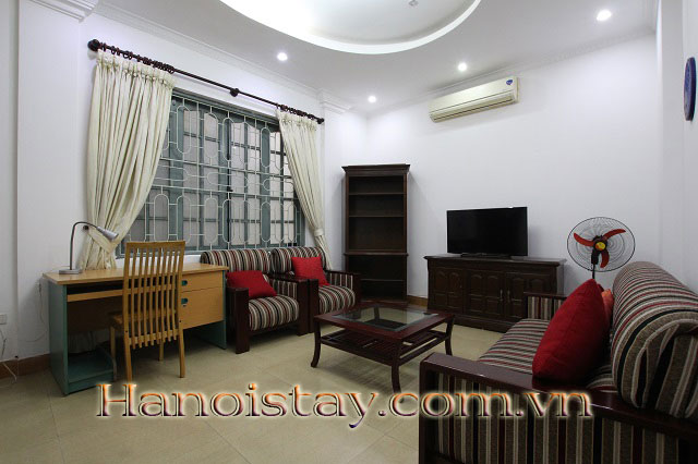 Cho thuê căn hộ dịch vụ 2 phòng ngủ cực rẻ, full nội thất tại Tây Hồ 9