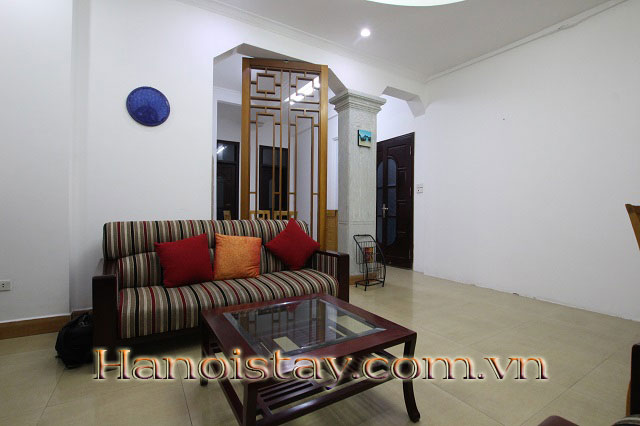 Cho thuê căn hộ dịch vụ 2 phòng ngủ cực rẻ, full nội thất tại Tây Hồ 2
