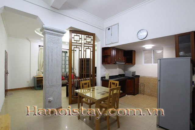 Cho thuê căn hộ dịch vụ 2 phòng ngủ cực rẻ, full nội thất tại Tây Hồ 5
