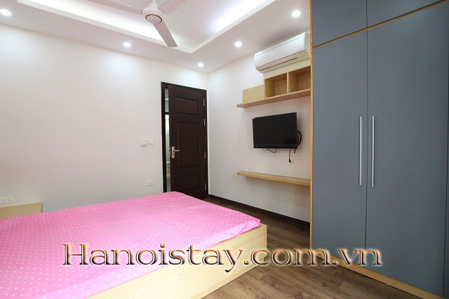 Tòa nhà còn duy nhất một căn hộ full đồ, có ban công cho thuê gần Văn Miếu Quốc Tử Giám 2