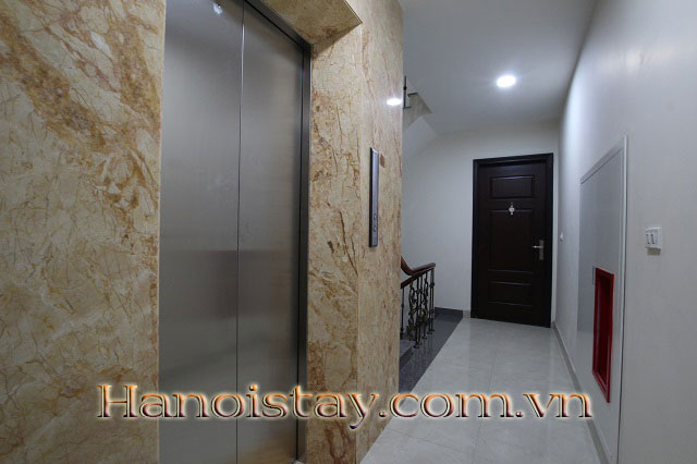 Tòa nhà còn duy nhất một căn hộ full đồ, có ban công cho thuê gần Văn Miếu Quốc Tử Giám 3