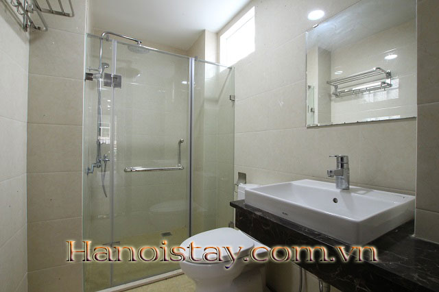 Tòa nhà còn duy nhất một căn hộ full đồ, có ban công cho thuê gần Văn Miếu Quốc Tử Giám 2