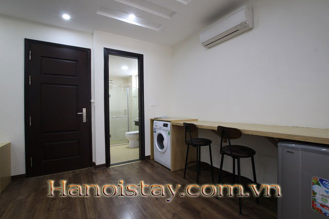 Tòa nhà còn duy nhất một căn hộ full đồ, có ban công cho thuê gần Văn Miếu Quốc Tử Giám 4
