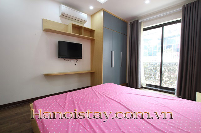 Tòa nhà còn duy nhất một căn hộ full đồ, có ban công cho thuê gần Văn Miếu Quốc Tử Giám 1