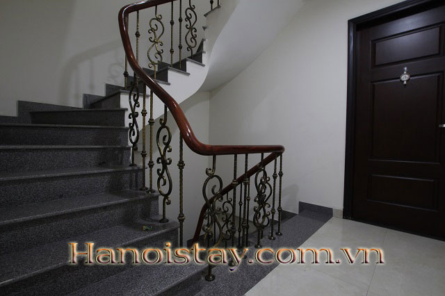 Tòa nhà còn duy nhất một căn hộ full đồ, có ban công cho thuê gần Văn Miếu Quốc Tử Giám 4