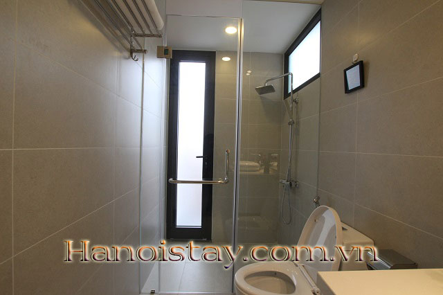 Căn hộ 2 phòng ngủ với ban công siêu thoáng, nội thất cực đẹp cho thuê tại Tây Hồ 5