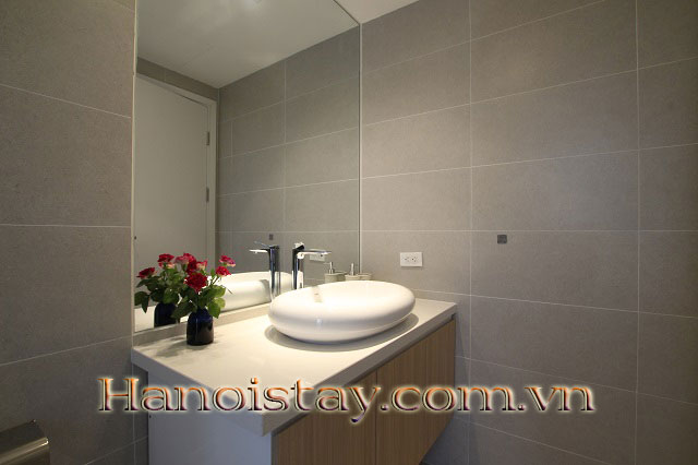 Căn hộ 2 phòng ngủ với ban công siêu thoáng, nội thất cực đẹp cho thuê tại Tây Hồ 6