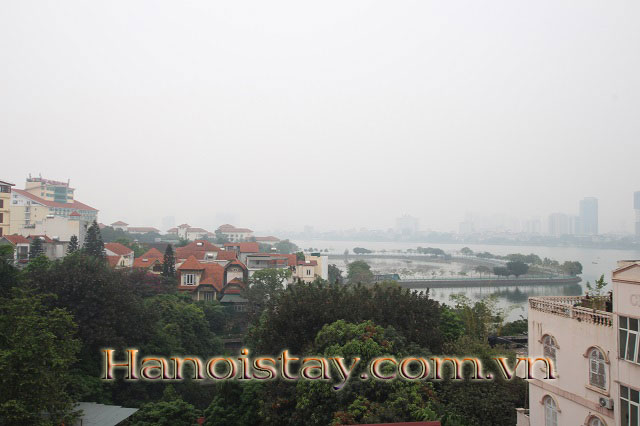 Căn hộ 2 phòng ngủ với ban công siêu thoáng, nội thất cực đẹp cho thuê tại Tây Hồ 10