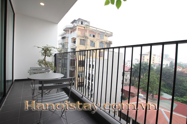 Căn hộ 2 phòng ngủ với ban công siêu thoáng, nội thất cực đẹp cho thuê tại Tây Hồ 8