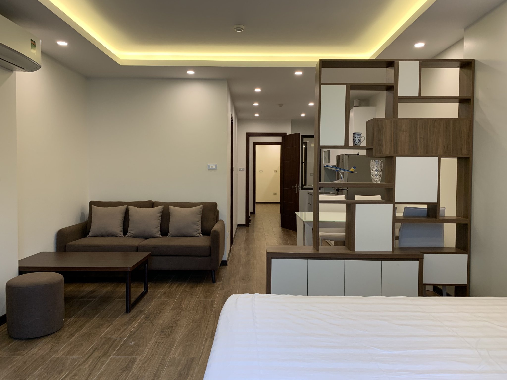Căn hộ dịch vụ 2 phòng ngủ mới và đầy đủ nội thất cao cấp cho thuê cạnh hồ Trúc Bạch