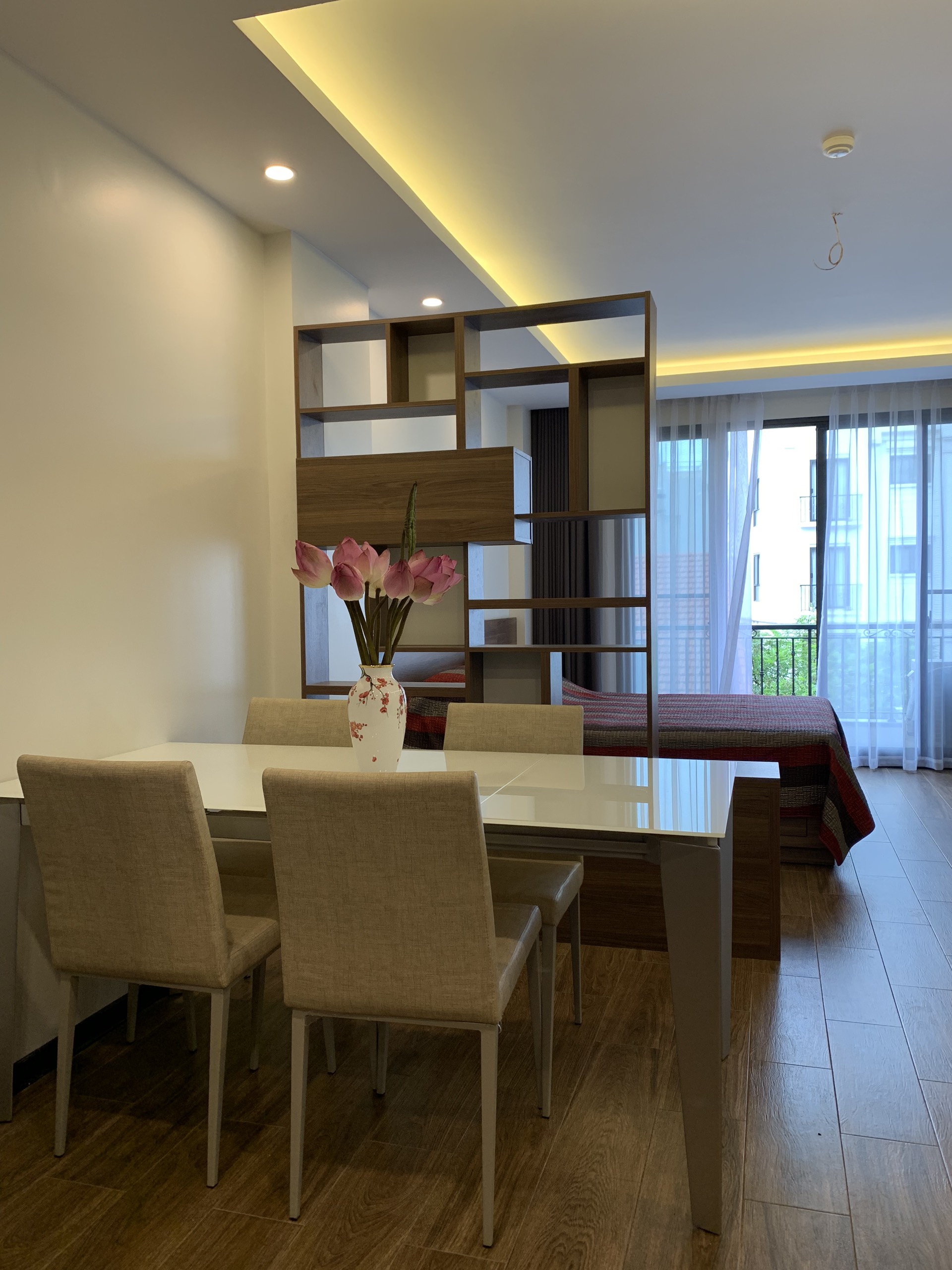 Căn hộ dịch vụ 2 phòng ngủ mới và đầy đủ nội thất cao cấp cho thuê cạnh hồ Trúc Bạch 1