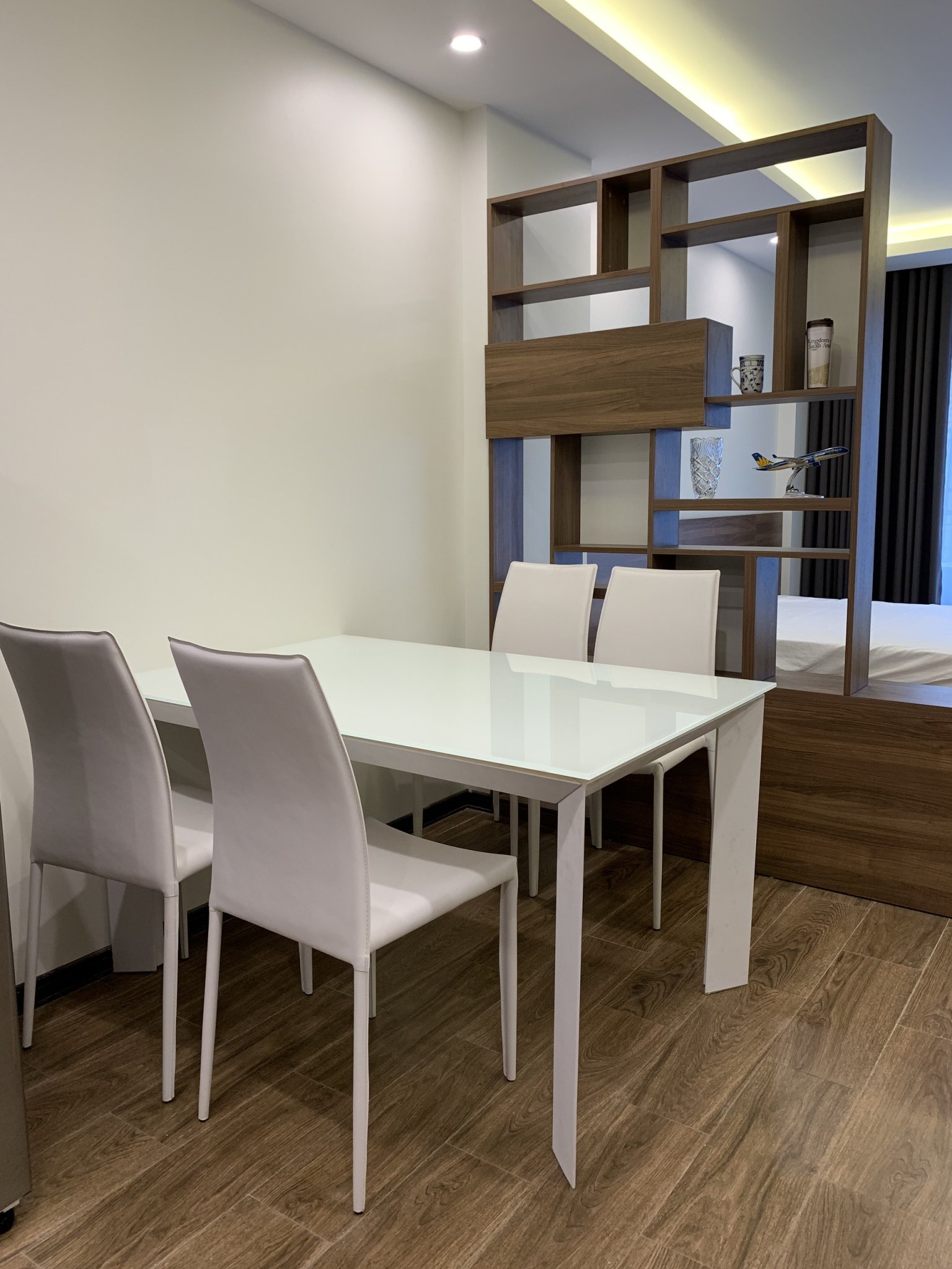 Căn hộ dịch vụ 2 phòng ngủ mới và đầy đủ nội thất cao cấp cho thuê cạnh hồ Trúc Bạch 10