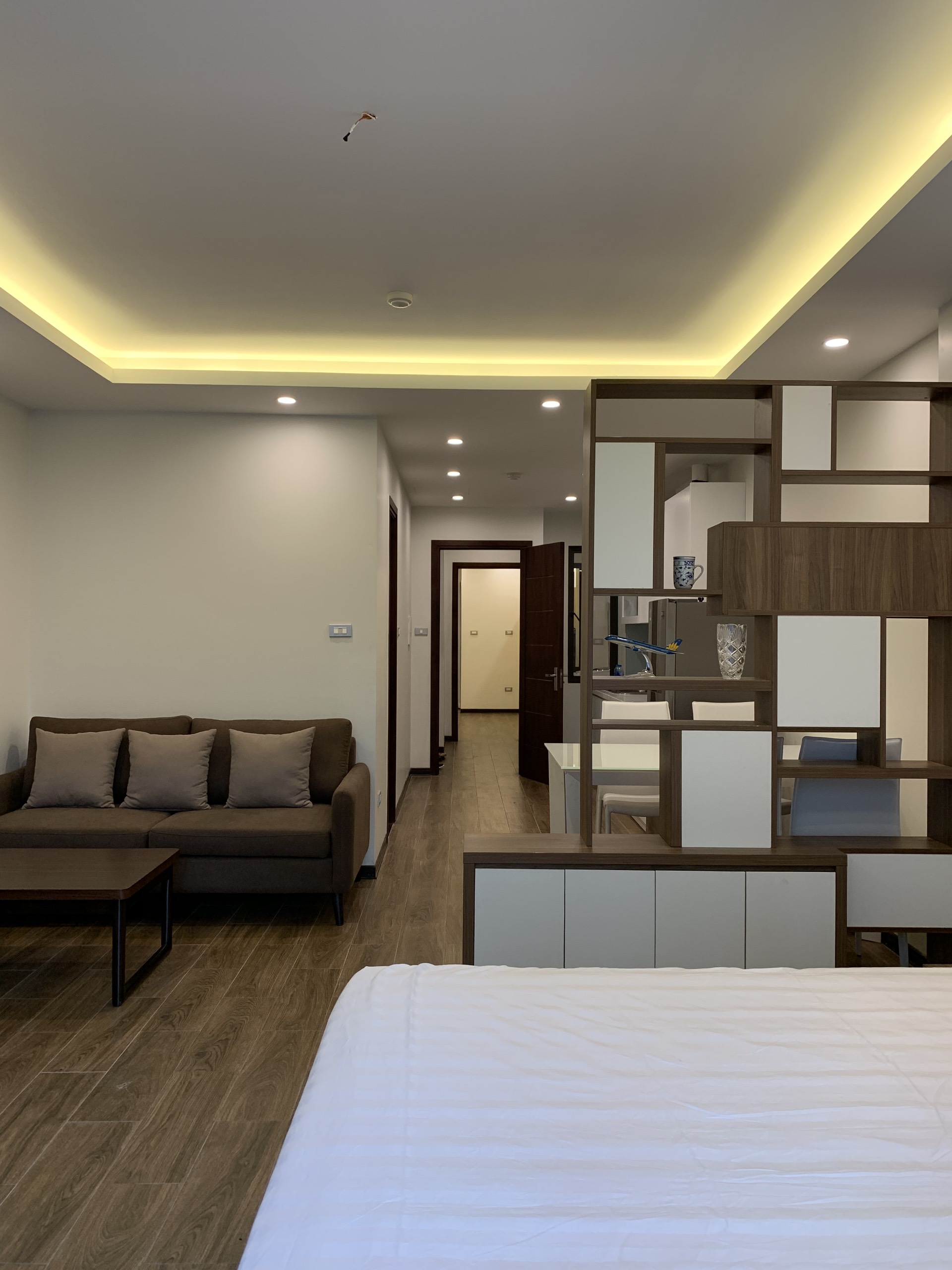 Căn hộ dịch vụ 2 phòng ngủ mới và đầy đủ nội thất cao cấp cho thuê cạnh hồ Trúc Bạch 2