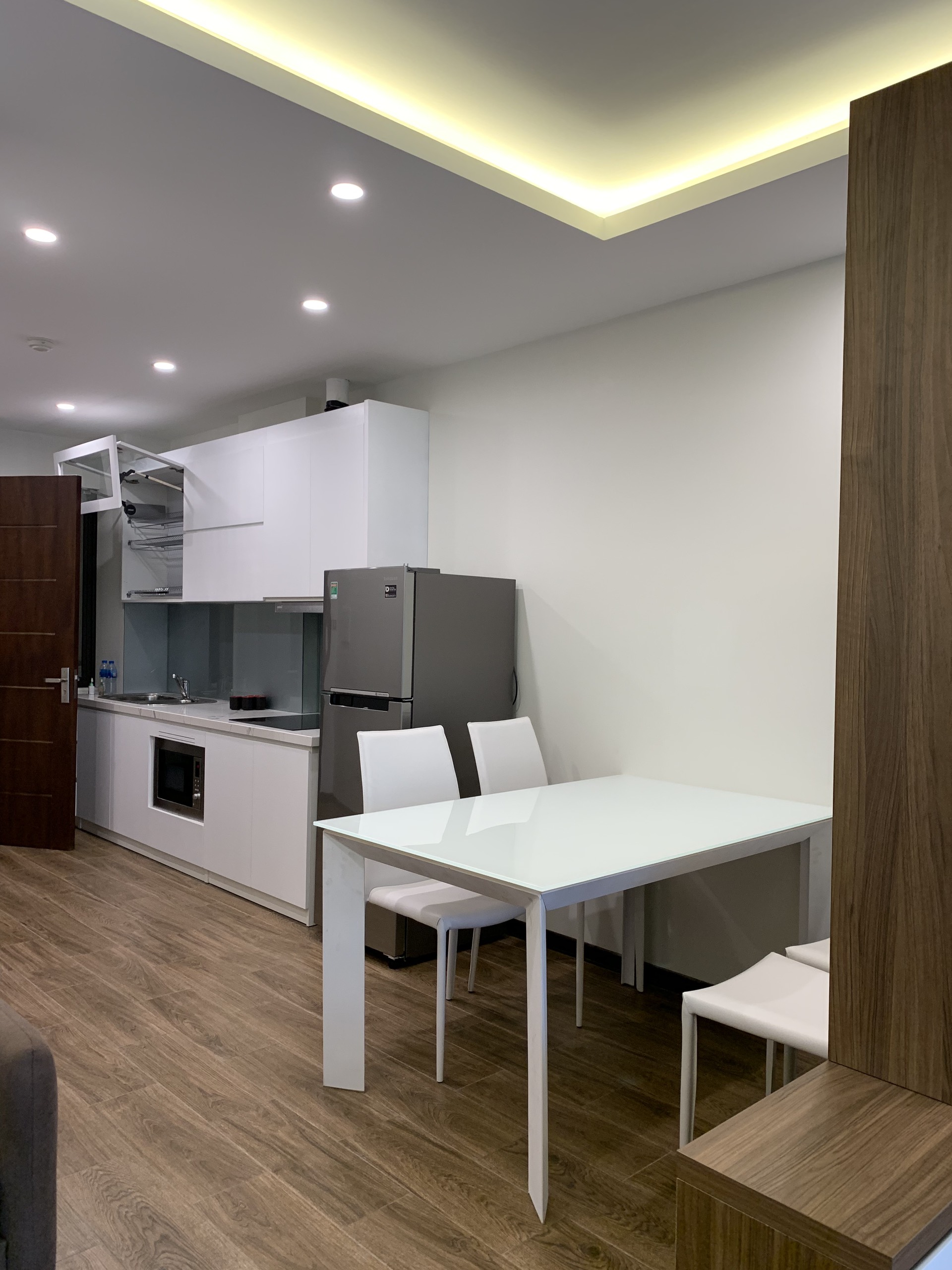 Căn hộ dịch vụ 2 phòng ngủ mới và đầy đủ nội thất cao cấp cho thuê cạnh hồ Trúc Bạch 4