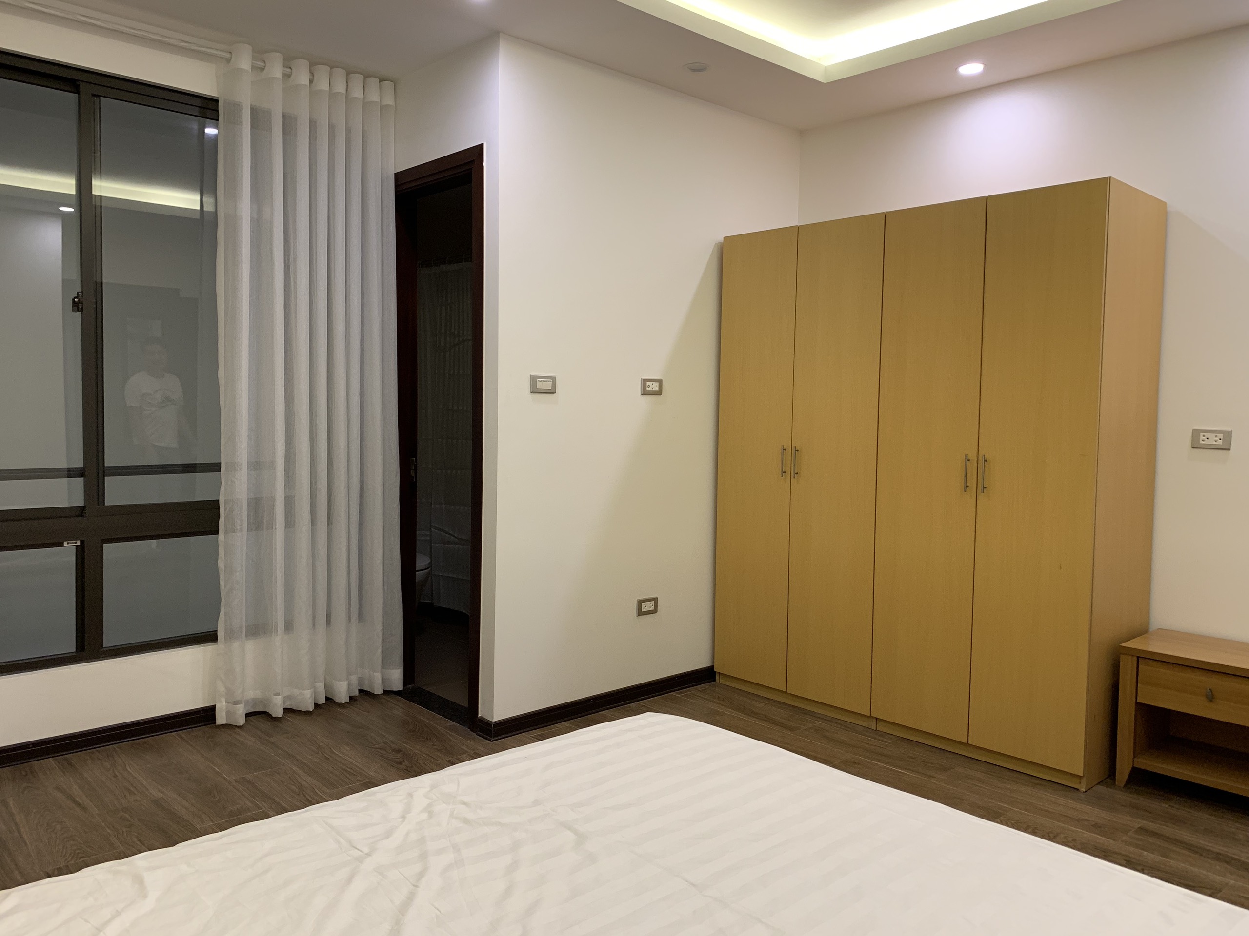 Căn hộ dịch vụ 2 phòng ngủ mới và đầy đủ nội thất cao cấp cho thuê cạnh hồ Trúc Bạch 6