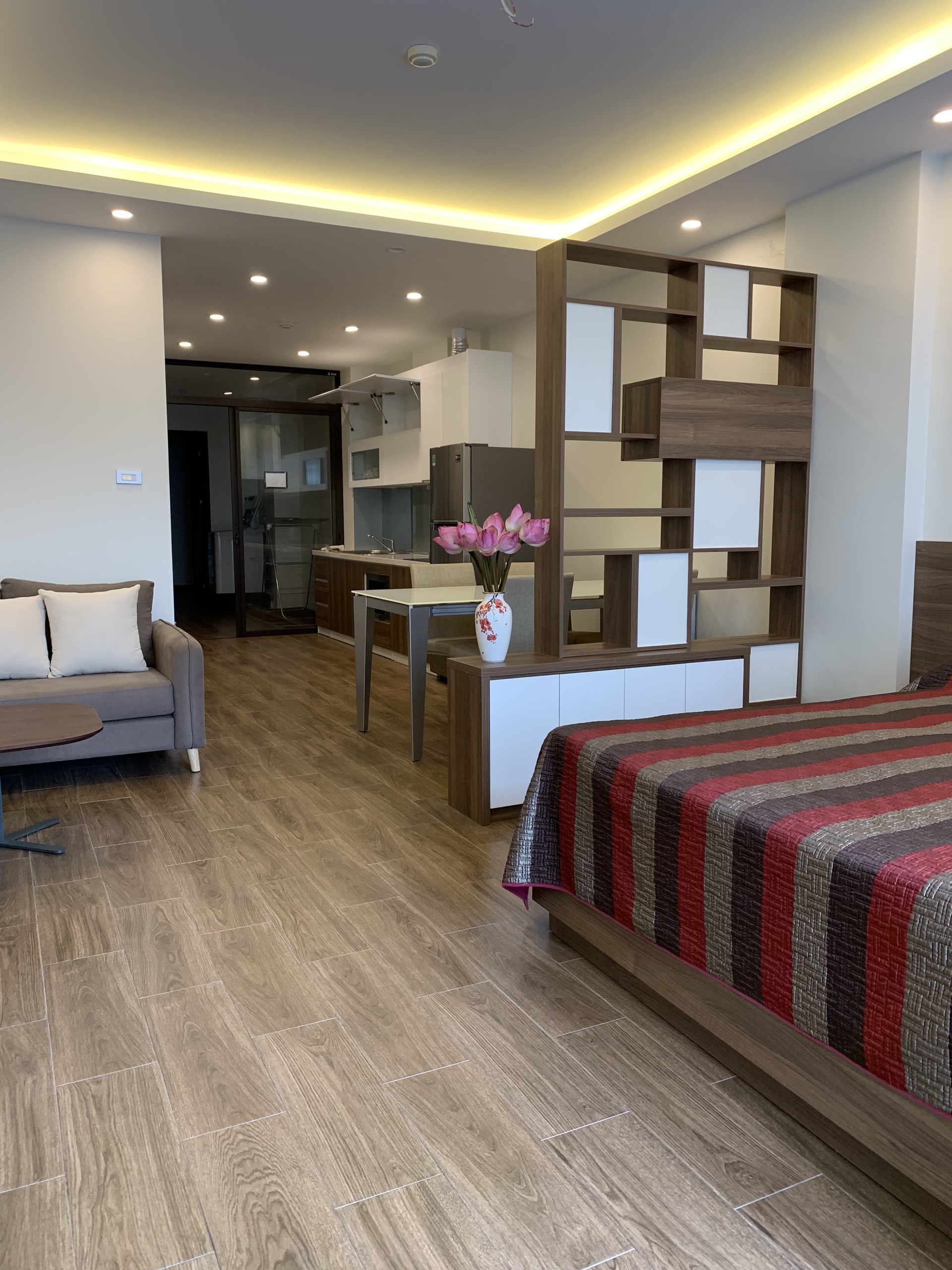 Căn hộ dịch vụ 2 phòng ngủ mới và đầy đủ nội thất cao cấp cho thuê cạnh hồ Trúc Bạch 8