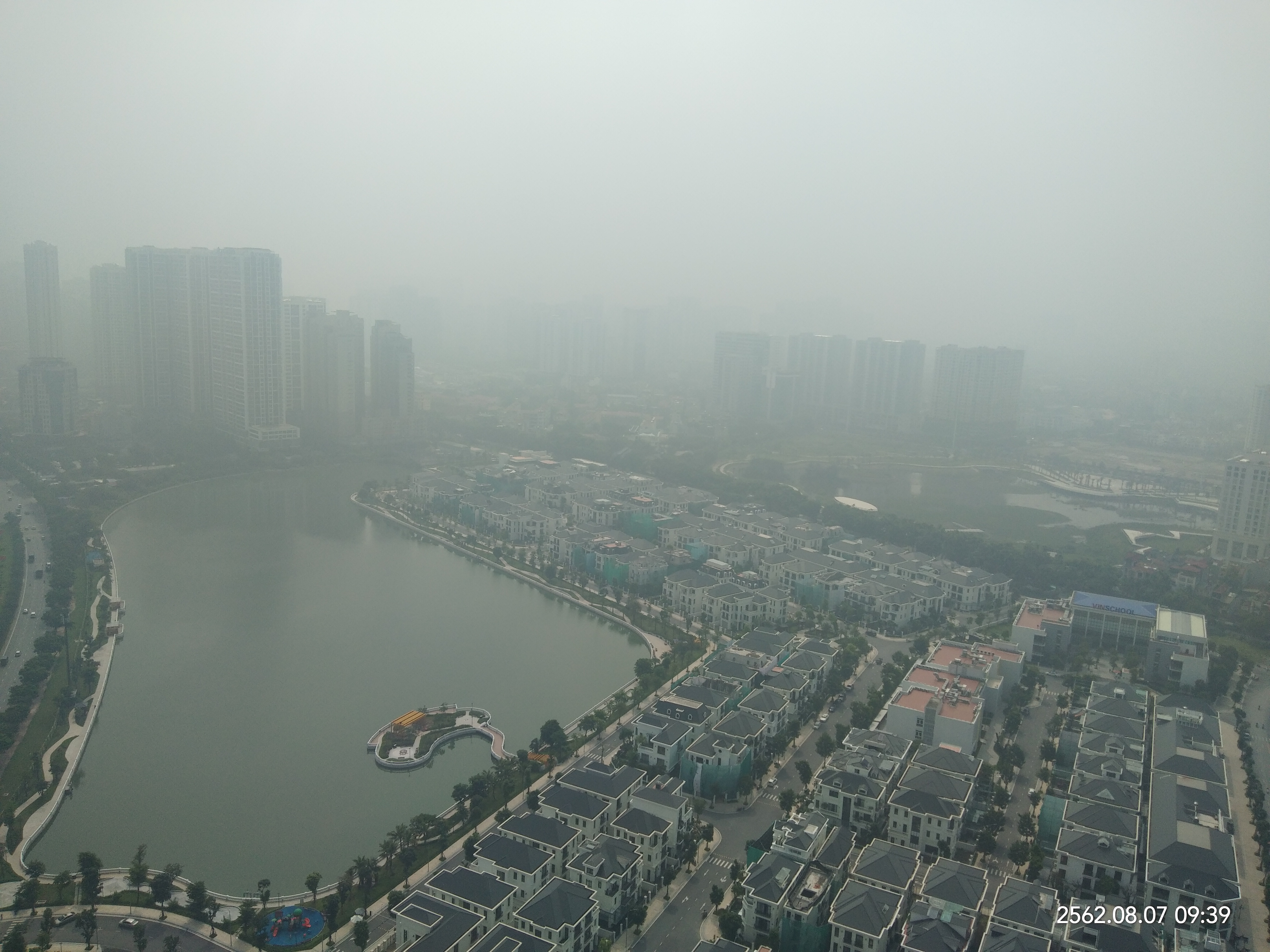 Cho thuê căn hộ Vinhome Greenbay có view Hồ và nội thất rất cao cấp 1