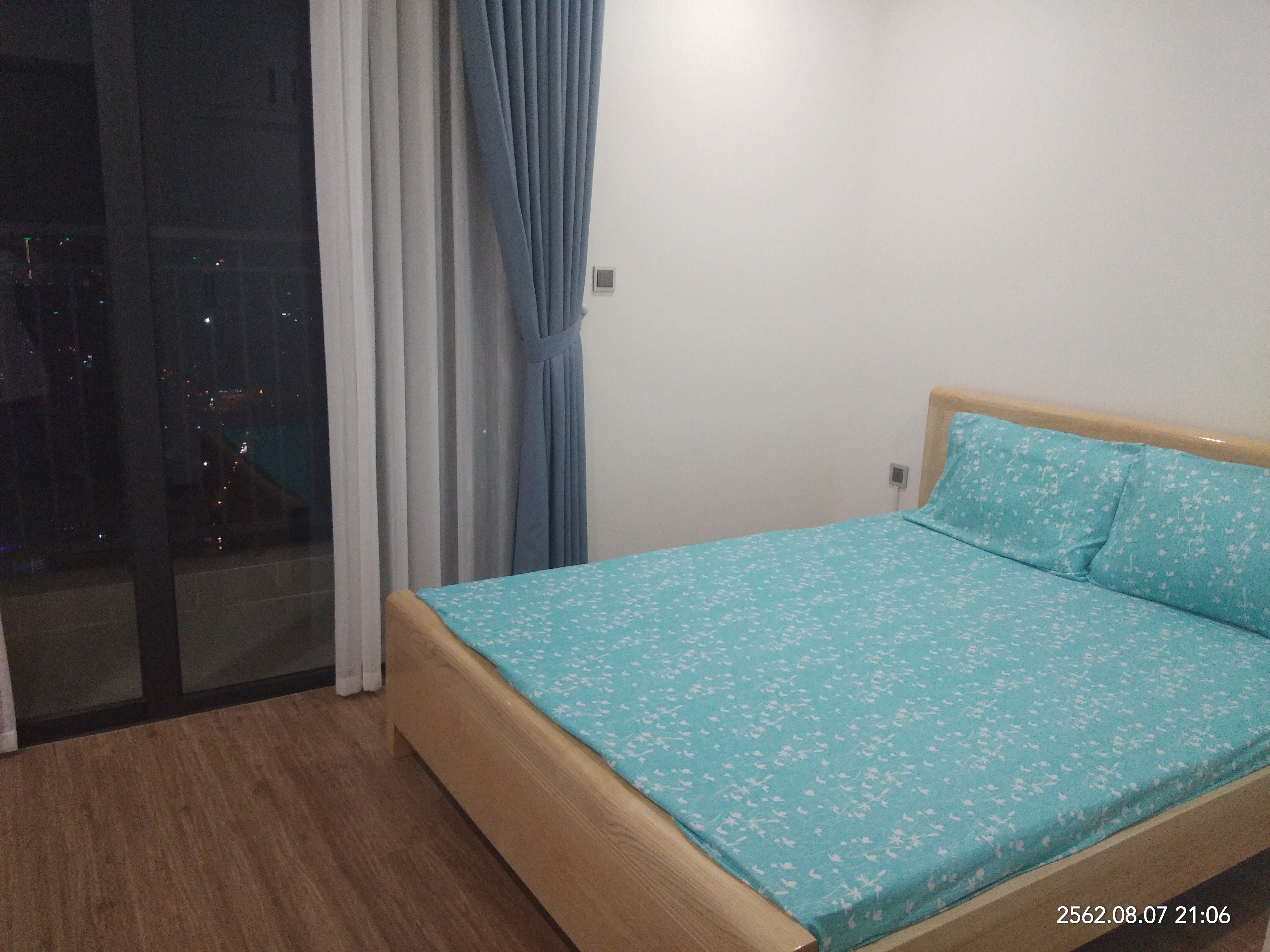Cho thuê căn hộ Vinhome Greenbay có view Hồ và nội thất rất cao cấp 2