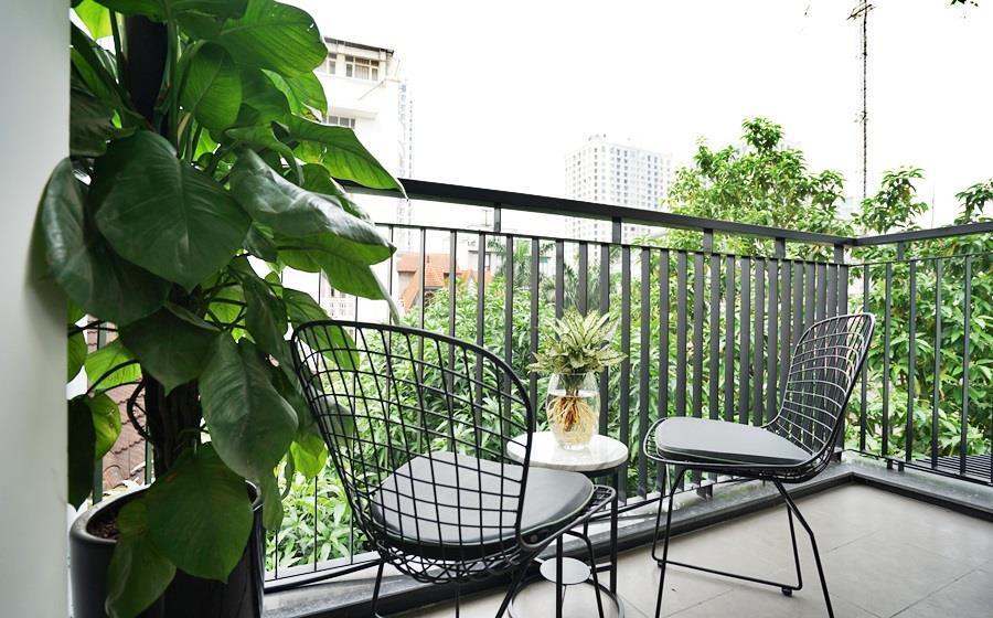 Cho thuê căn hộ dịch vụ cao cấp 2 phòng ngủ đầy đủ nội thất tại Tây Hồ, ban công rất đẹp 4