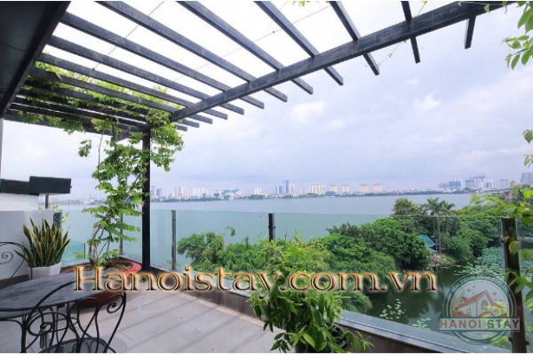 Cho thuê căn hộ 2 hòng ngủ view hồ Tây có ban công siêu rộng 1
