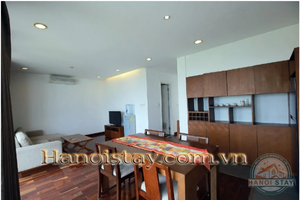 Cho thuê căn hộ 2 hòng ngủ view hồ Tây có ban công siêu rộng 2