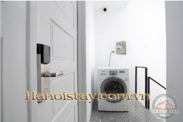 Cho thuê căn hộ 2 hòng ngủ view hồ Tây có ban công siêu rộng 5