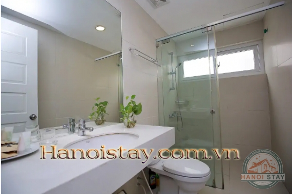 Cho thuê căn hộ 2 hòng ngủ view hồ Tây có ban công siêu rộng 7