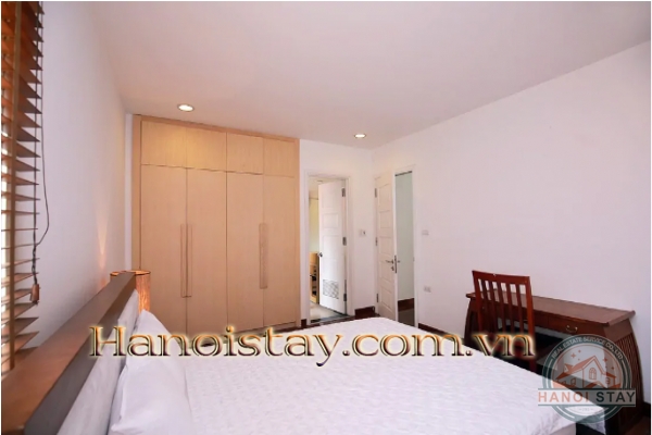 Cho thuê căn hộ 2 hòng ngủ view hồ Tây có ban công siêu rộng 9