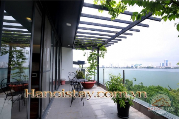Cho thuê căn hộ 2 hòng ngủ view hồ Tây có ban công siêu rộng 11