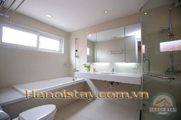 Cho thuê căn hộ 2 hòng ngủ view hồ Tây có ban công siêu rộng 12