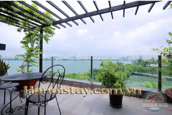 Cho thuê căn hộ 2 hòng ngủ view hồ Tây có ban công siêu rộng 1