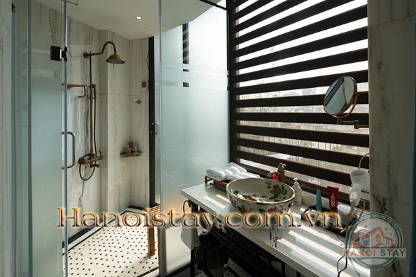 Cho thuê căn hộ thiết kế độc đáo với 2 phòng ngủ tại quận Hoàn Kiếm 5