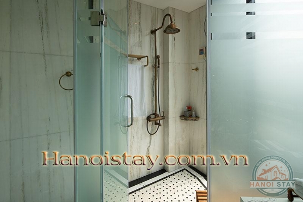 Cho thuê căn hộ thiết kế độc đáo với 2 phòng ngủ tại quận Hoàn Kiếm 6