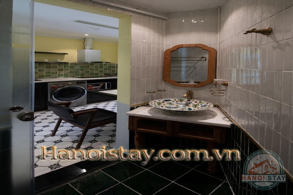 Cho thuê căn hộ thiết kế độc đáo với 2 phòng ngủ tại quận Hoàn Kiếm 10