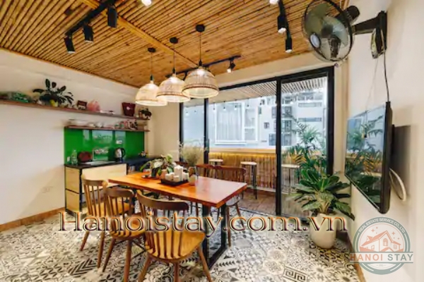 Cho thuê căn hộ có sân thượng view hồ Trúc Bạch quận Ba Đình 1