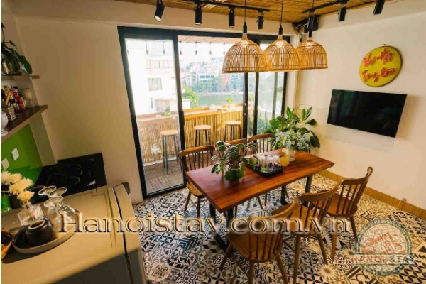 Cho thuê căn hộ có sân thượng view hồ Trúc Bạch quận Ba Đình 2