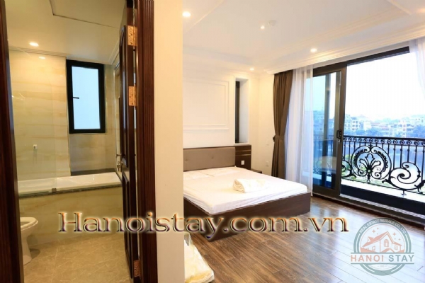 Cho thuê căn hộ dịch vụ cao cấp 2 phòng ngủ, nội thất cao cấp, view hồ Trúc Bạch 9