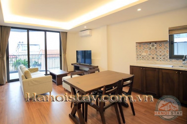 Chính chủ cho thuê căn hộ dịch vụ 2 phòng ngủ, yên tĩnh, thoáng mát, VIEW HỒ TÂY 2
