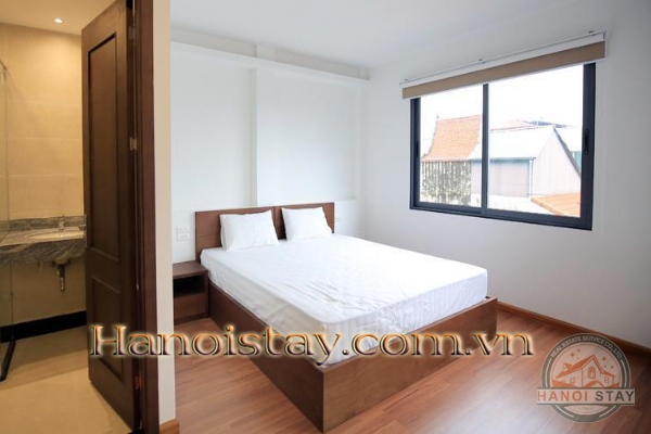 Chính chủ cho thuê căn hộ dịch vụ 2 phòng ngủ, yên tĩnh, thoáng mát, VIEW HỒ TÂY 17