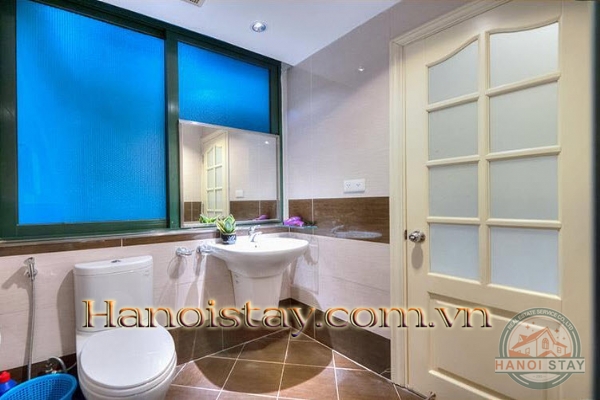 Cho thuê căn hộ 1 phòng ngủ mới, hiện đại hồ Trúc Bạch 14