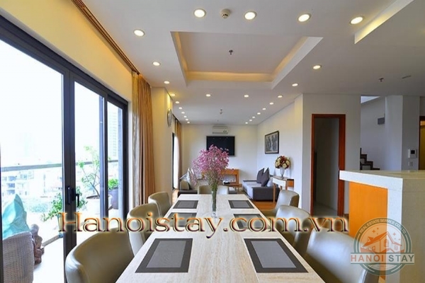 Cho thuê căn hộ Duplex Penthouse Tây Hồ với ban công