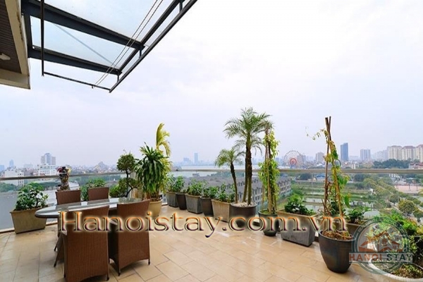 Cho thuê căn hộ Duplex Penthouse Tây Hồ với ban công
